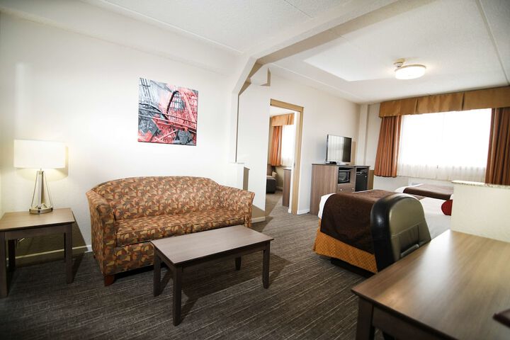 Accessible Suite King Bed Accessible Bathtub Microwave and Refrigerator WiFi Non S (37 of 39)