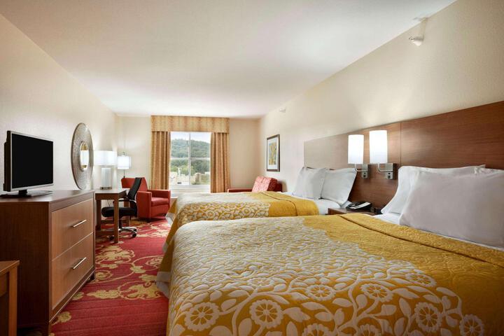 2 Queen Beds (5 of 12)