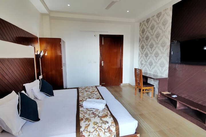 Room 10 of 33