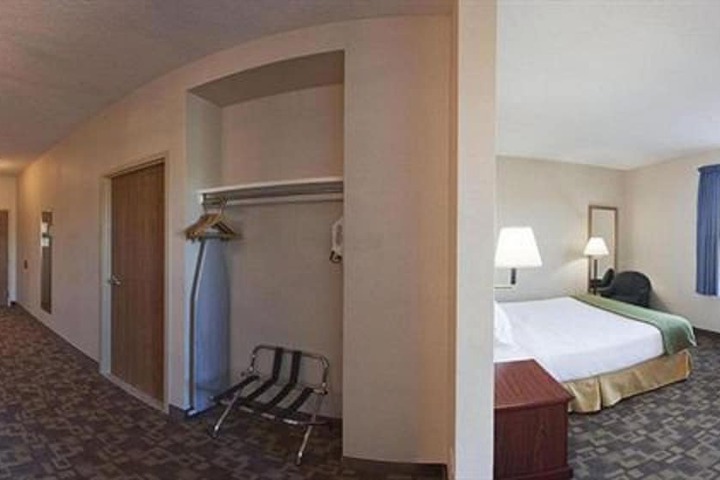 1 King Bed (6 of 12)