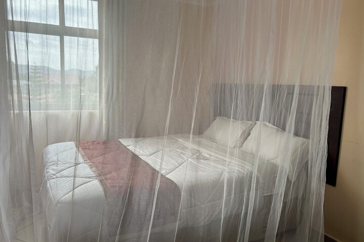 Room 6 of 33