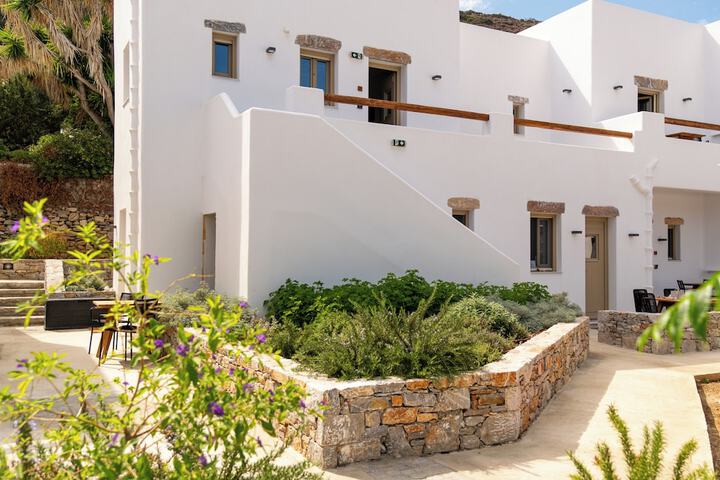 Hotel Exterior 68 of 97
