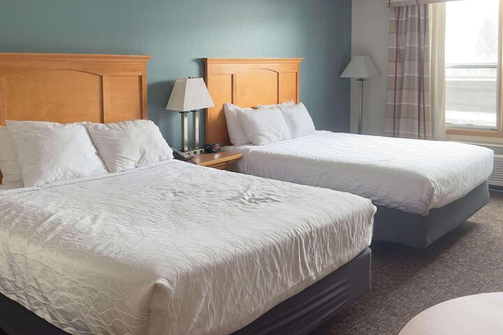 1 Queen Bed Accessible (14 of 14)