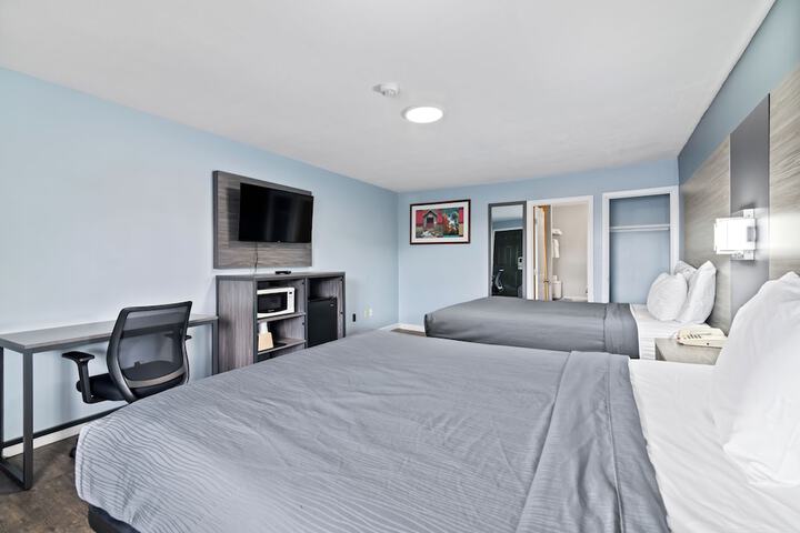 1 Queen Bed (8 of 12)