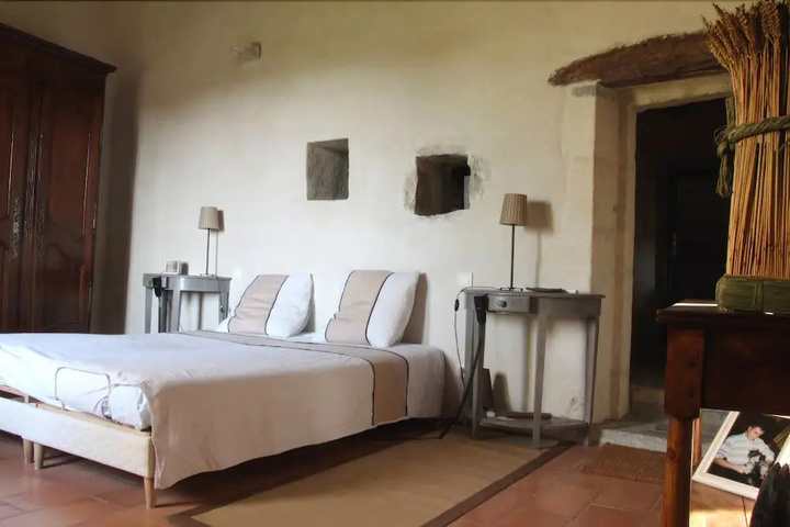 Room 6 of 16