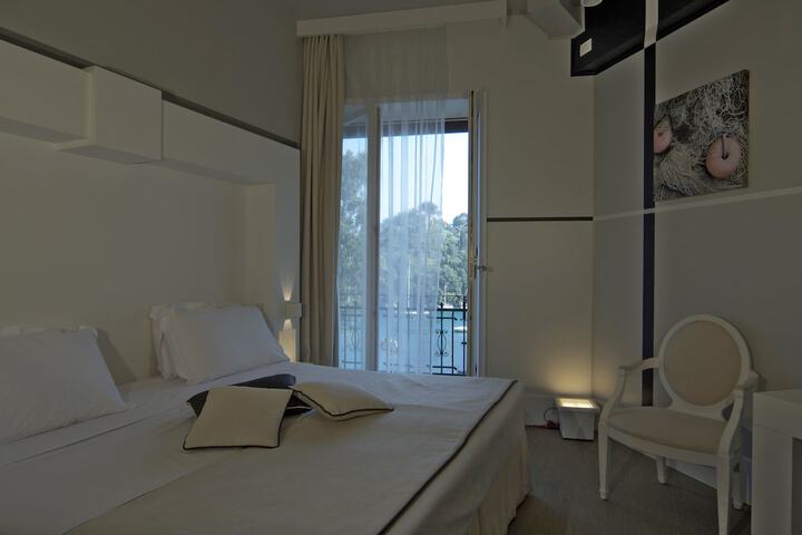 Room 5 of 33