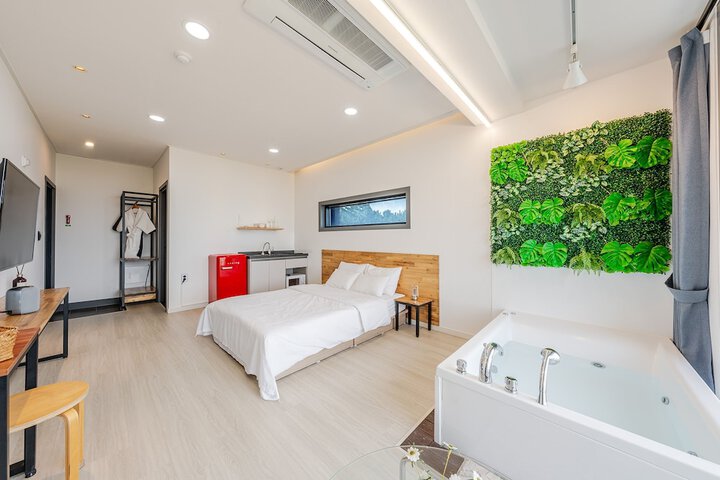 Room 6 of 109