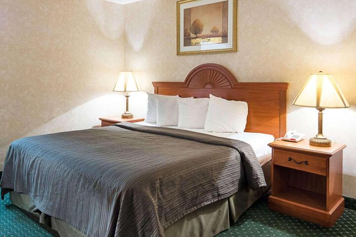 1 King Bed (4 of 6)
