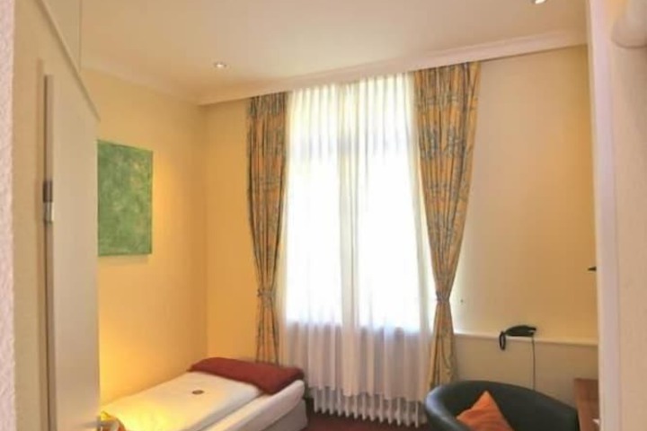 Room 3 of 43