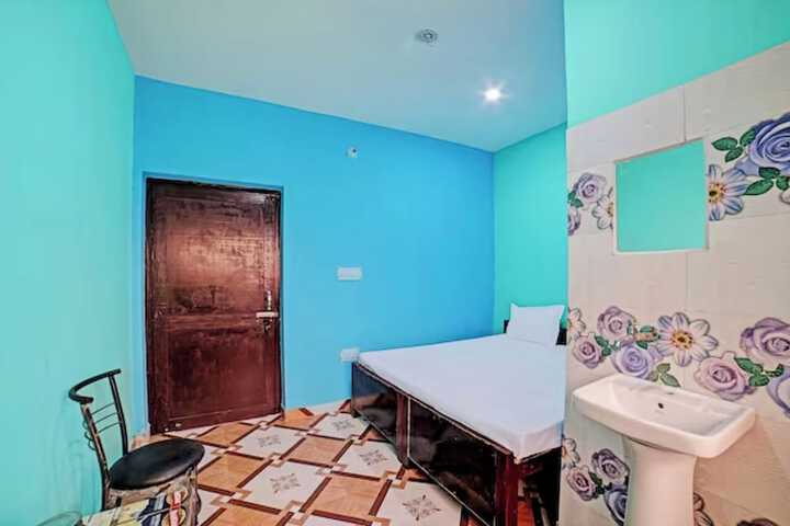 Room 6 of 12