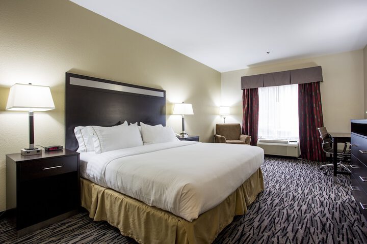 1 King Bed (4 of 4)
