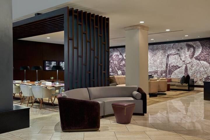 Lobby lounge