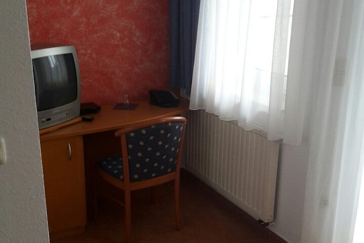 Room 4 of 25