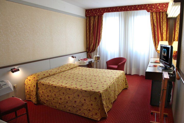 Room 12 of 130