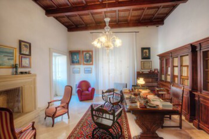 Room 17 of 28