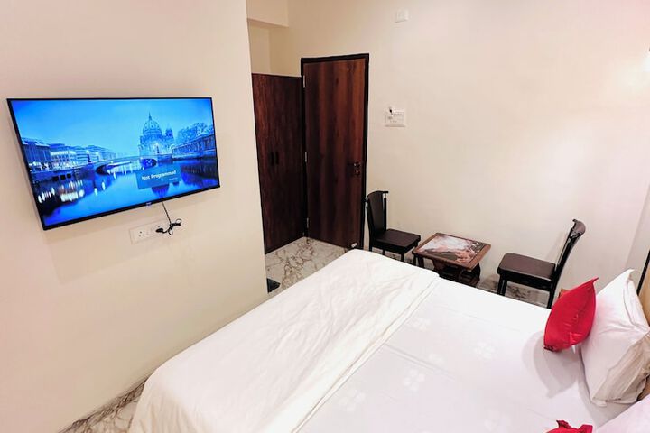 Room 6 of 12