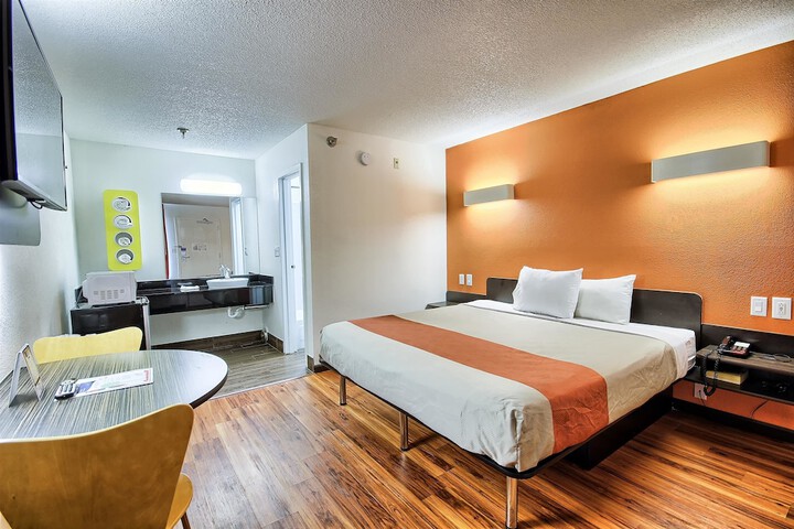 1 King Bed (4 of 8)
