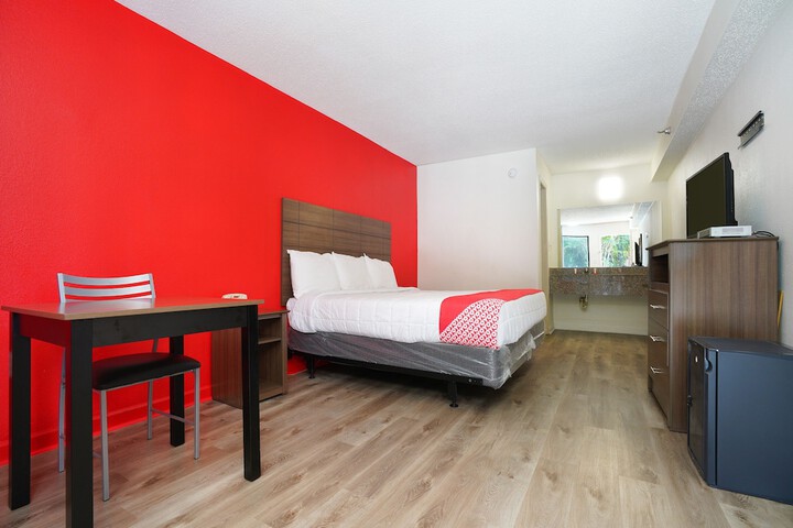 1 King Bed (1 of 12)