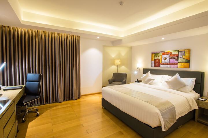 Room 30 of 102