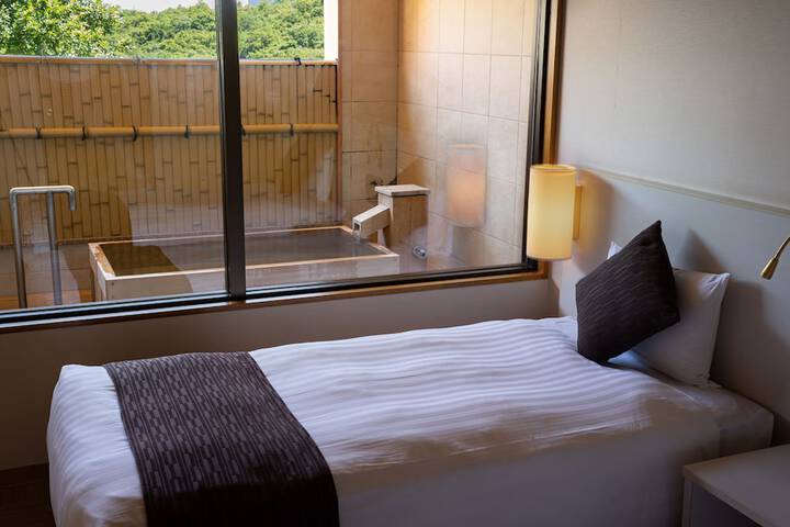Room 27 of 107