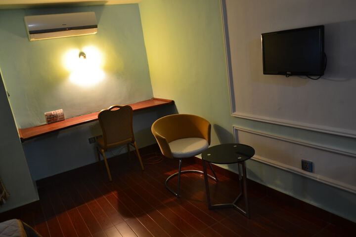 Room 13 of 33