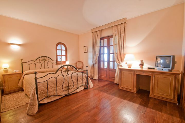 Room 6 of 94