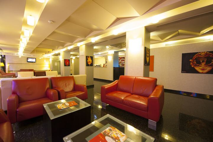 Lounge 35 of 41