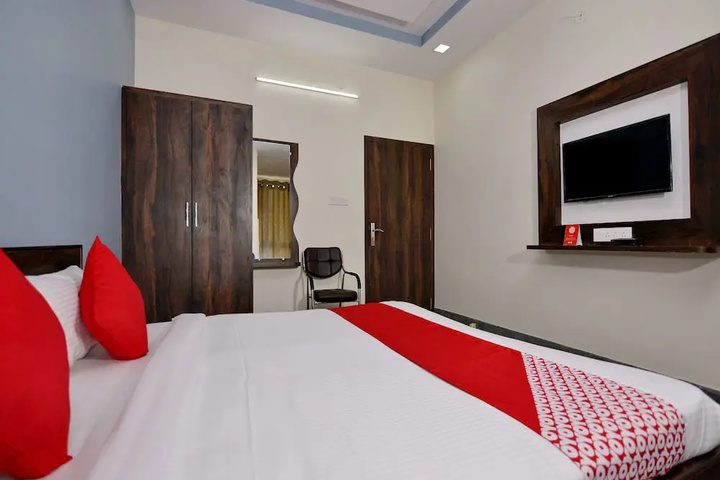 Room 6 of 12