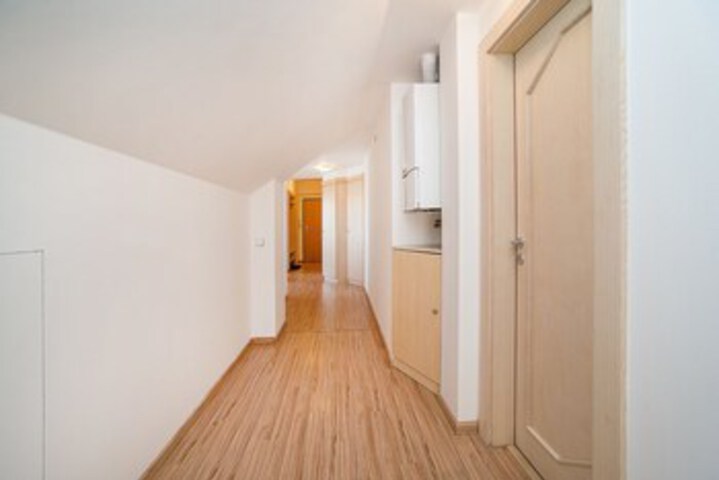 Room 28 of 38
