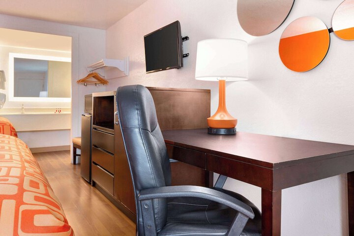 1 Queen Bed Mobility Accessible (5 of 14)