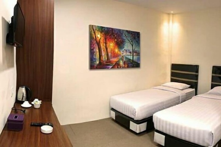 Room 6 of 18