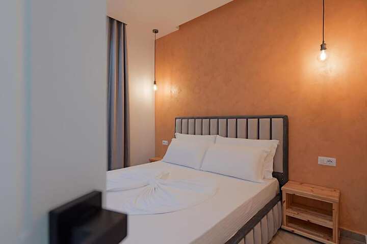 Room 4 of 141