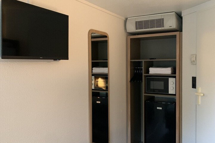 Room 28 of 40