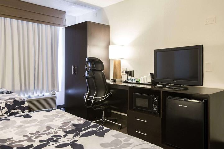 1 King Bed (5 of 7)