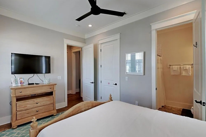 Room 5 of 16