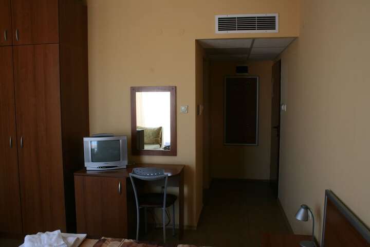 Room 4 of 12
