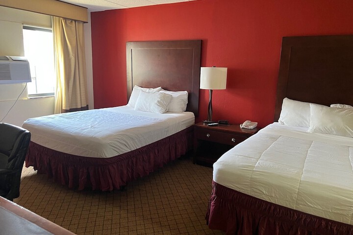 2 Queen Beds (7 of 11)