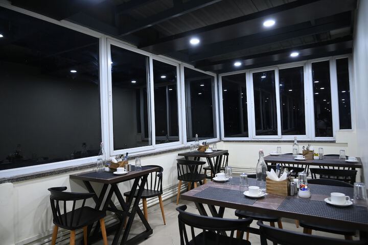 Dining 16 of 20