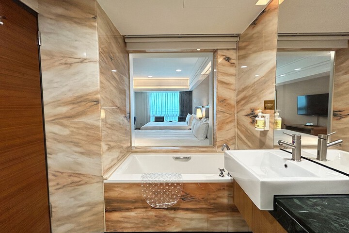 Room 43 of 71