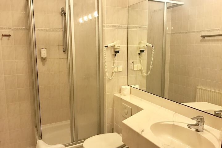 Room 18 of 28