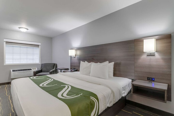 1 King Bed (7 of 16)