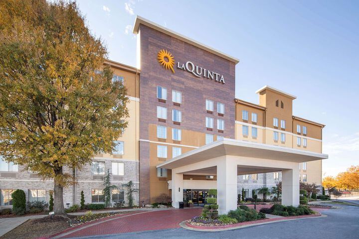 La Quinta Inn & Suites by Wyndham Atlanta Airport North Atlanta ...