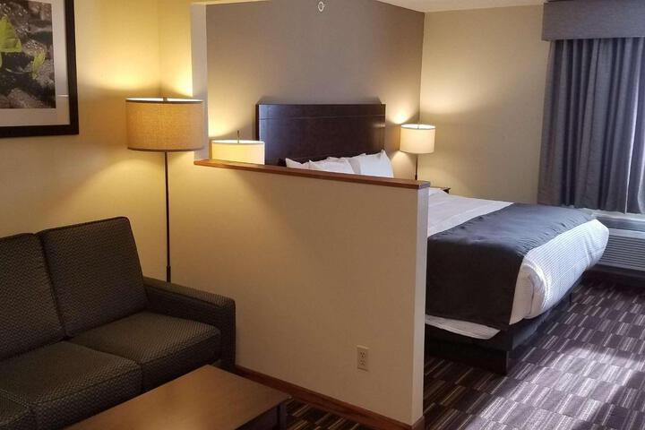 1 King Bed Microfridge High Speed Internet Full Breakfast (2 of 18)