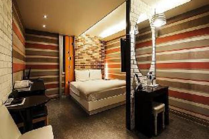 Room 1 of 3