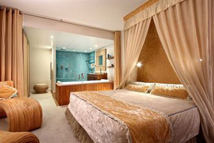 Room 13 of 28