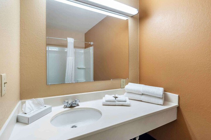 Studio Accessible Queen Size Bed (2 of 13)