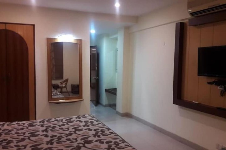 Room 5 of 12