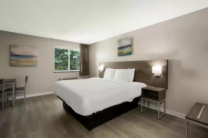 1 Queen Bed (2 of 5)
