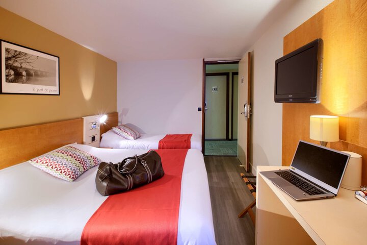 Room 13 of 32