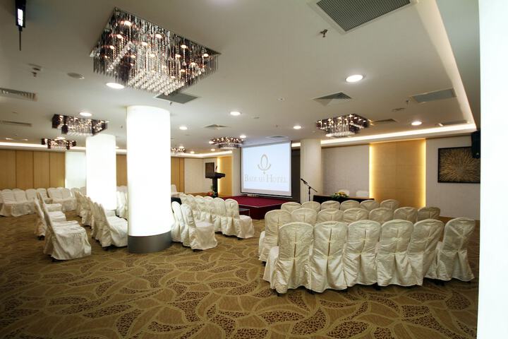 Ballroom/Hall 70 of 90